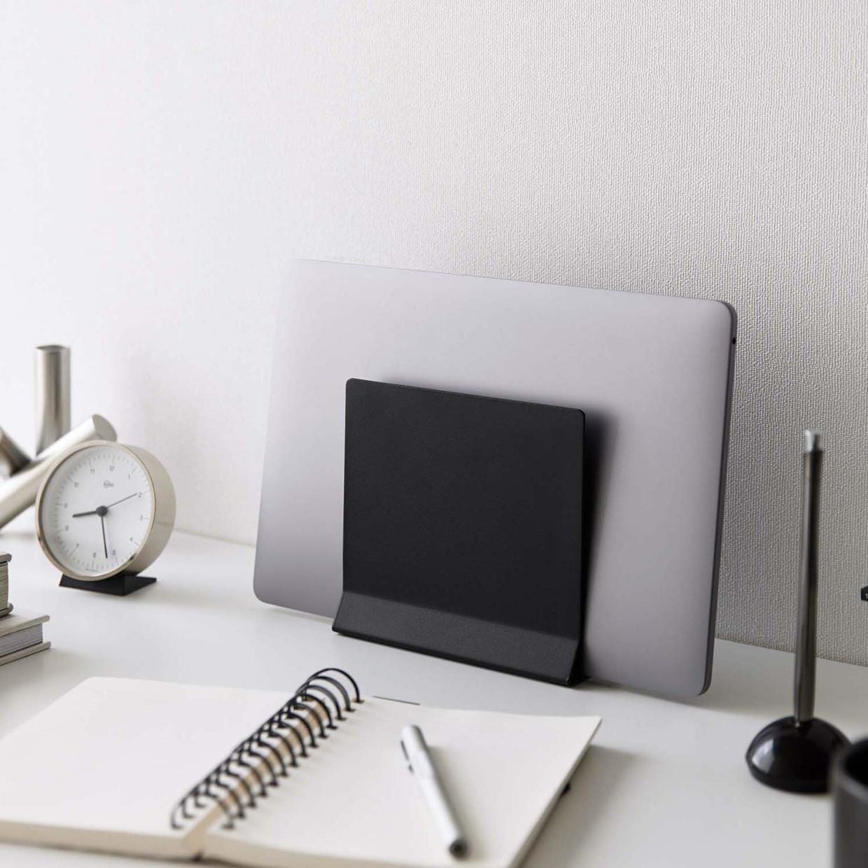  ノートPCの“収納迷子”が解決する山崎実業のアイテムがすごい「テーブルに置きっぱなしがなくなる」 