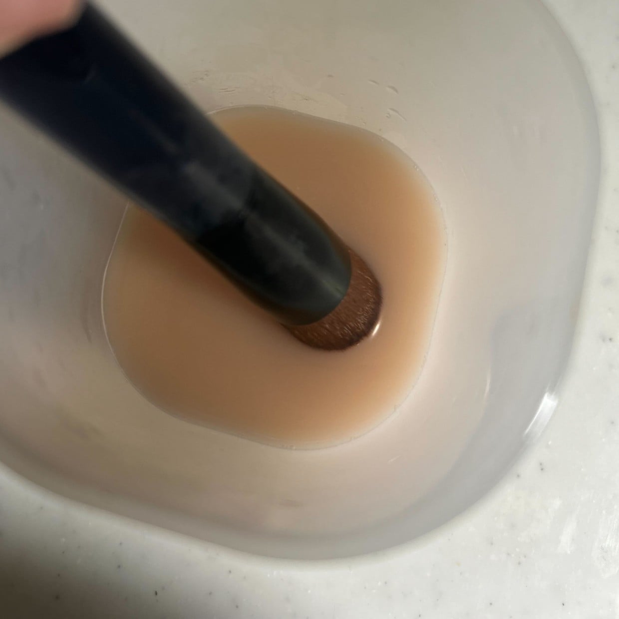  衝撃の汚水にゾッとする。「メイクブラシ」はどのくらいの頻度で洗うのが正解？「え？すぐ洗います」 