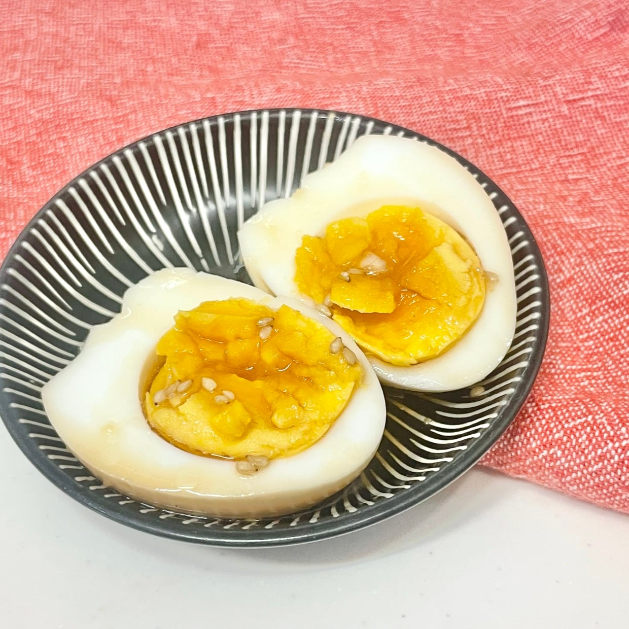 朝「ゆで卵」を漬けるだけ。やみつきになる“うま塩にんにく味玉”