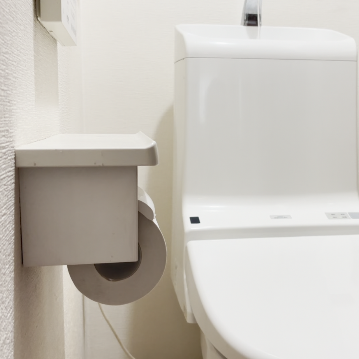  “タンク裏”にごっそり汚れが溜まっているかも。「トイレ」の今すぐ確認したくなる【掃除場所2選】 