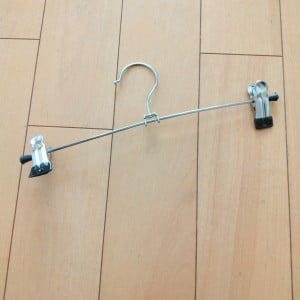 少し発想を変えるだけ。余った「ズボンハンガー」が玄関やキッチンで活躍する【浮かせる収納アイデア】