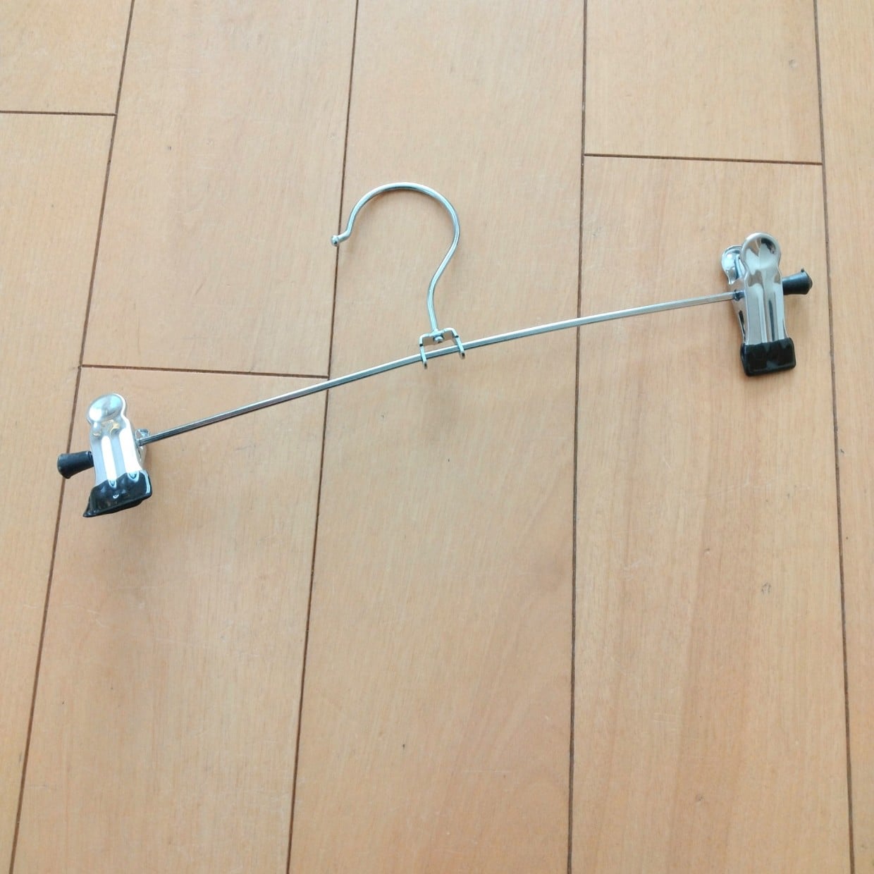  少し発想を変えるだけ。余った「ズボンハンガー」が玄関やキッチンで活躍する【浮かせる収納アイデア】 