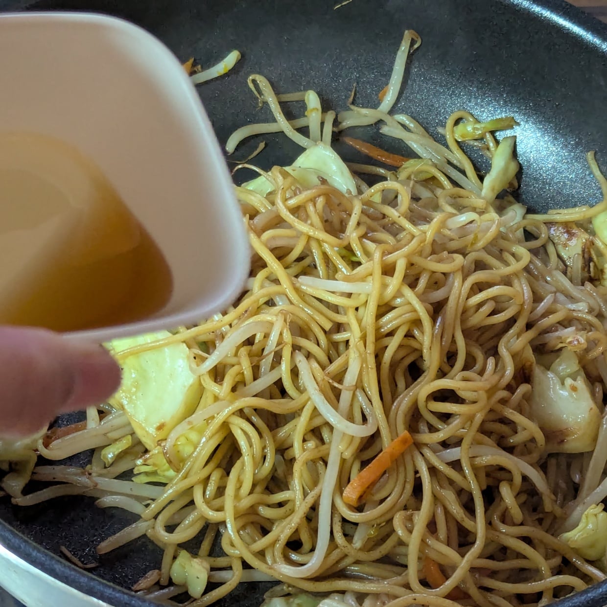  「大さじ1加えるだけ」いつもの焼きそばが“まるでお店の味になる”最後の一工夫「難しい工程なし！」 