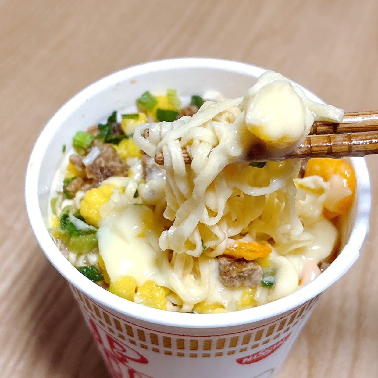  「ちょい足しするだけ」いつものカップヌードルがトロっと濃厚になる“身近な食材”「スープもおいしい」 