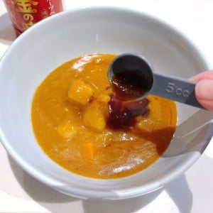「小さじ1加えるだけ」市販のレトルトカレーが劇的においしくなる裏ワザ「コクが増す」「意外な調味料」