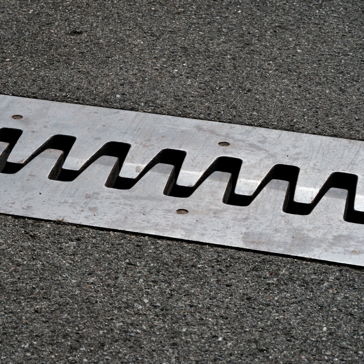  知らなかった。道路上にある「ナゾのギザギザ」の“意外な正体” 