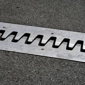 知らなかった。道路上にある「ナゾのギザギザ」の“意外な正体”