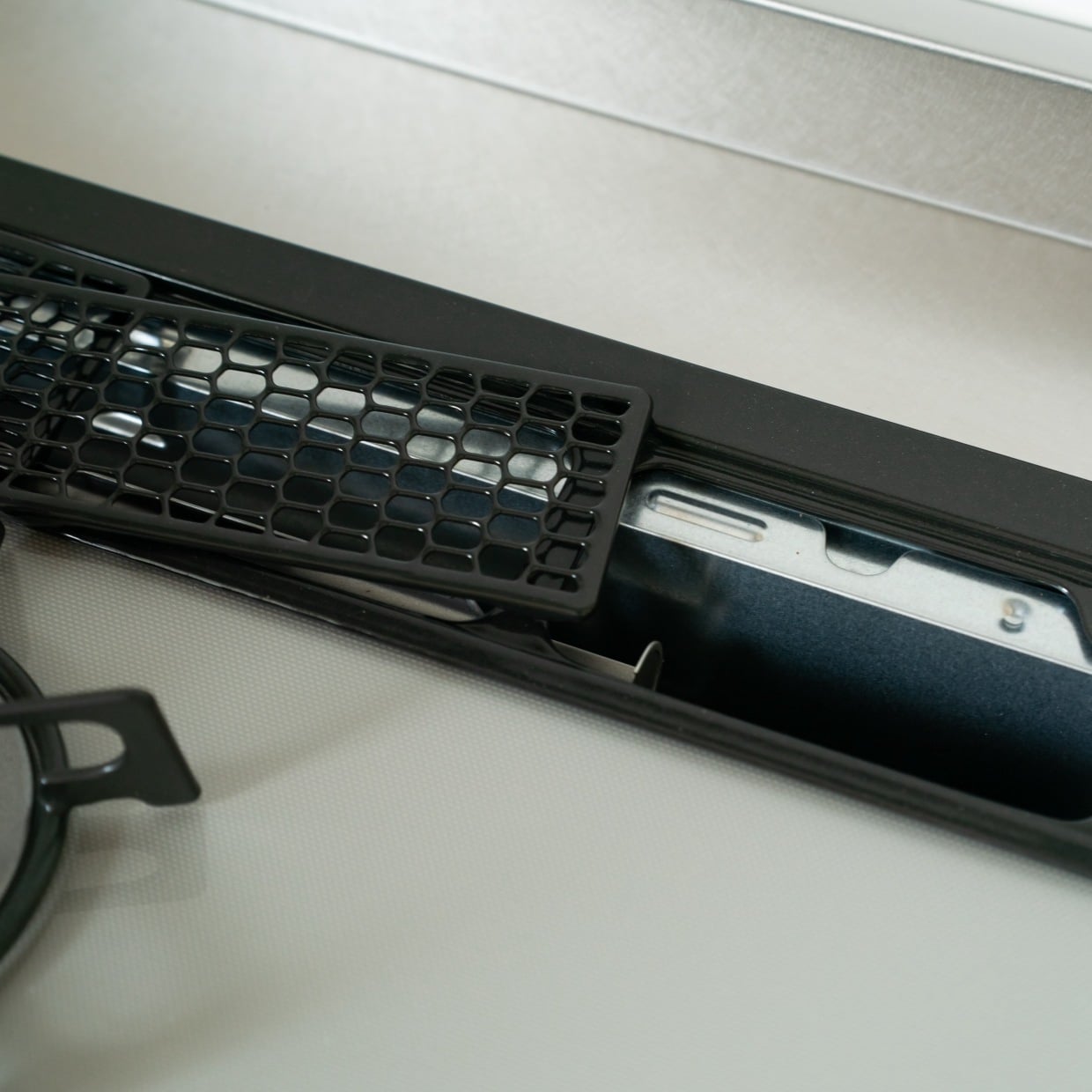  コンロ上部「排気口の中」の“野菜くずや油汚れ”をスッキリ落とす簡単掃除「初めて掃除した」 