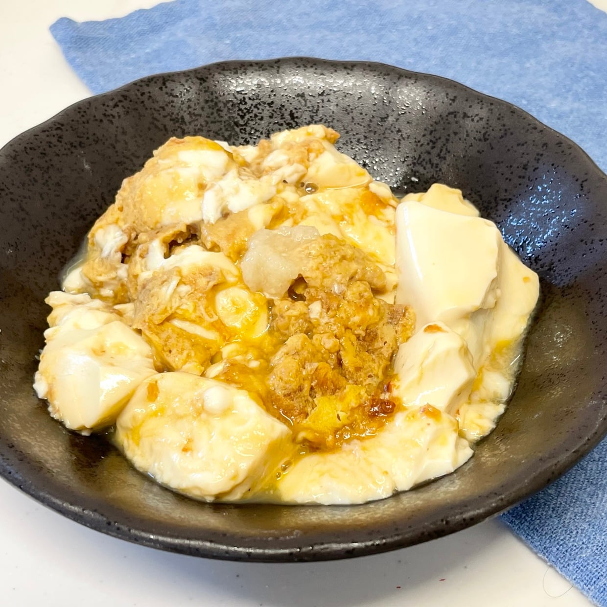  「最初にひとつかみ入れるだけ」いつもの“豆腐”がもっとおいしくなる食材「レンジで簡単」 