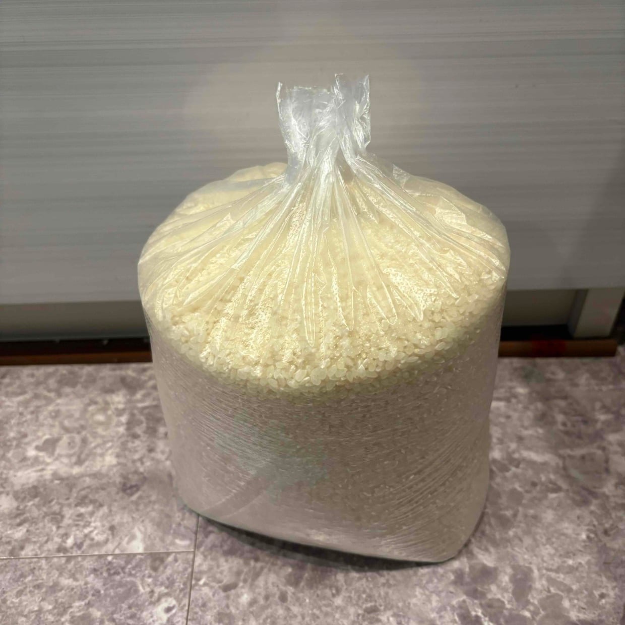  余裕がない「パンパンのビニール袋」の口を“意外なモノで結ぶ”裏ワザ「引っ張るだけで…？」「不思議！」 