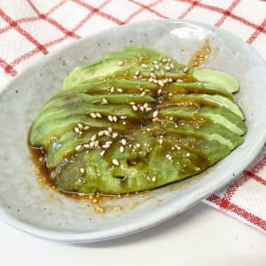 「アボカド」を切るだけ！無限に食べられる“調味料の組み合わせ”「ご飯にもお酒にも合う」
