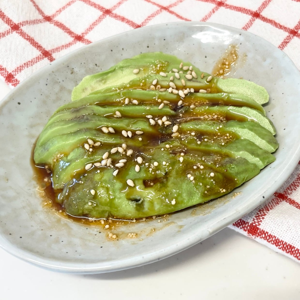  「アボカド」を切るだけ！無限に食べられる“調味料の組み合わせ”「ご飯にもお酒にも合う」 