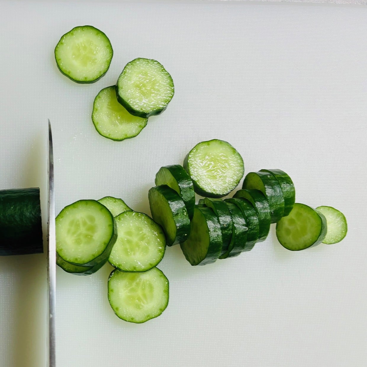  コロコロ転がらない！「きゅうり」の輪切りがラクになる“目からウロコのひと工夫”「3つ検証してみた」 