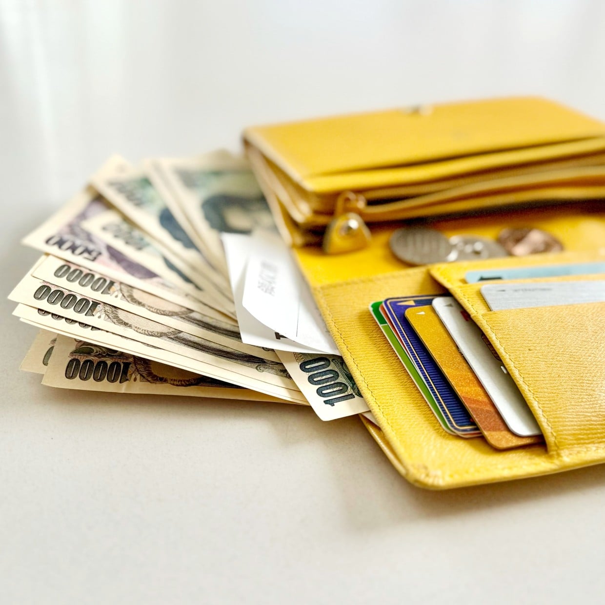  いつも「財布がパンパンな人」が“入れっぱなし”にしている【3つのもの】 