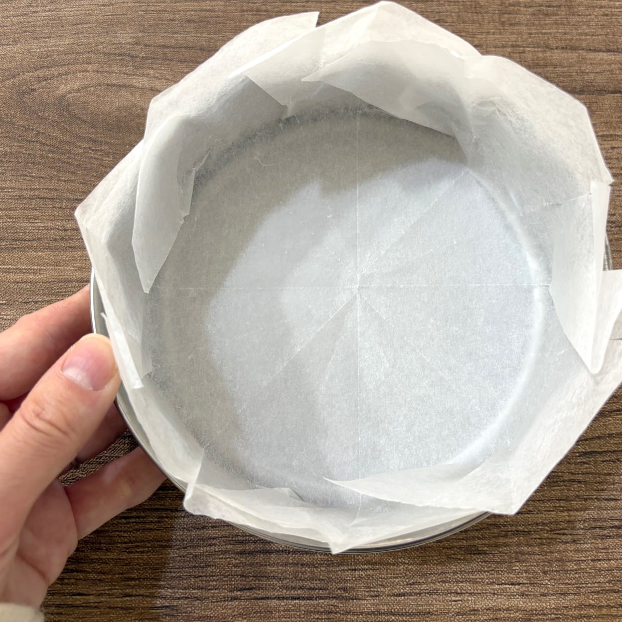  すごい！“丸型にぴったり敷ける”クッキングシートの裏ワザ「もうシワにならない！」「簡単」 