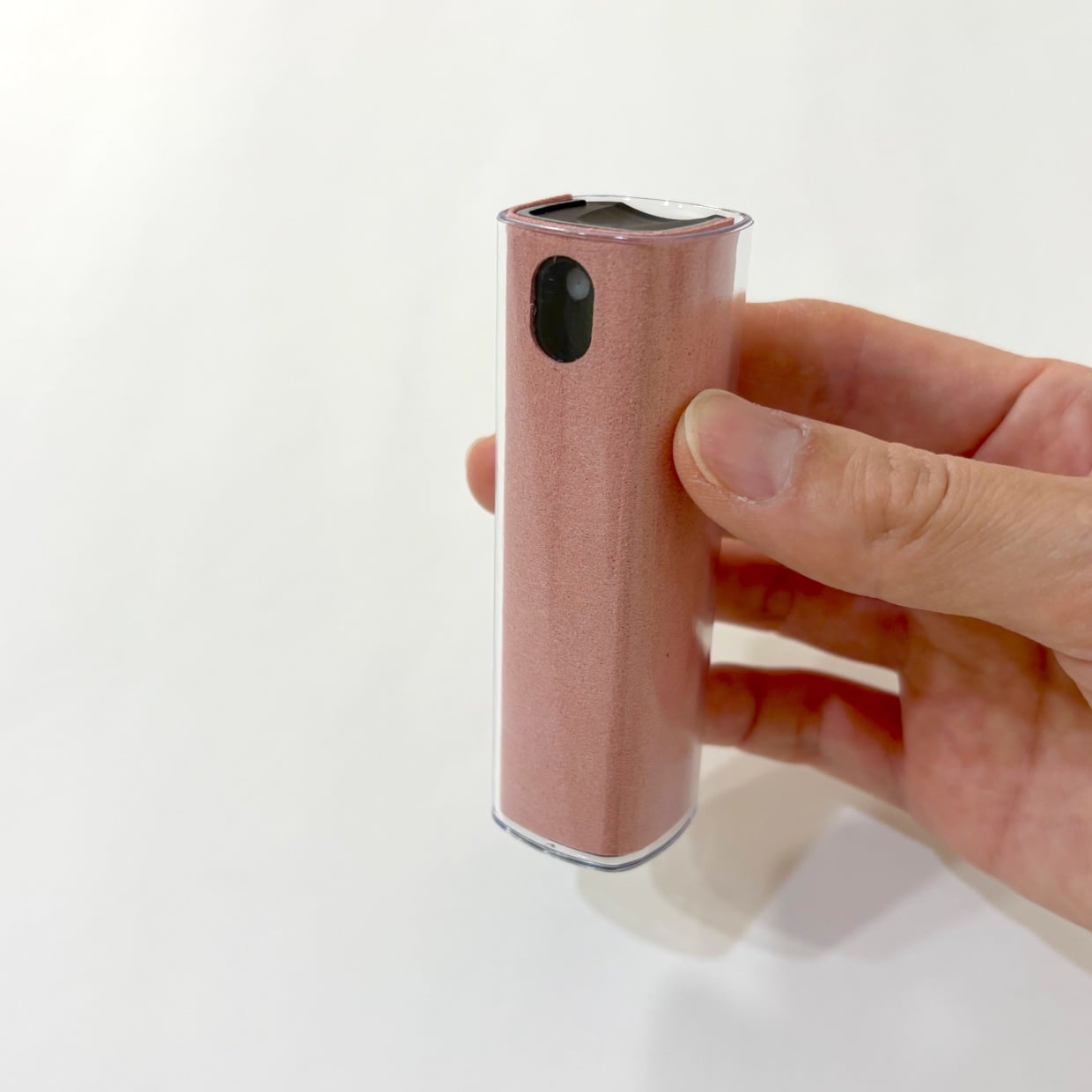 【ダイソー】スマホの指紋汚れが一瞬で消える！220円クリーナーが想像以上に便利「持ち運びしやすい」