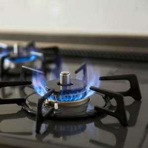 「光熱費が高い人」が“ガスコンロ”で調理中にやりがちな“3つのNG”