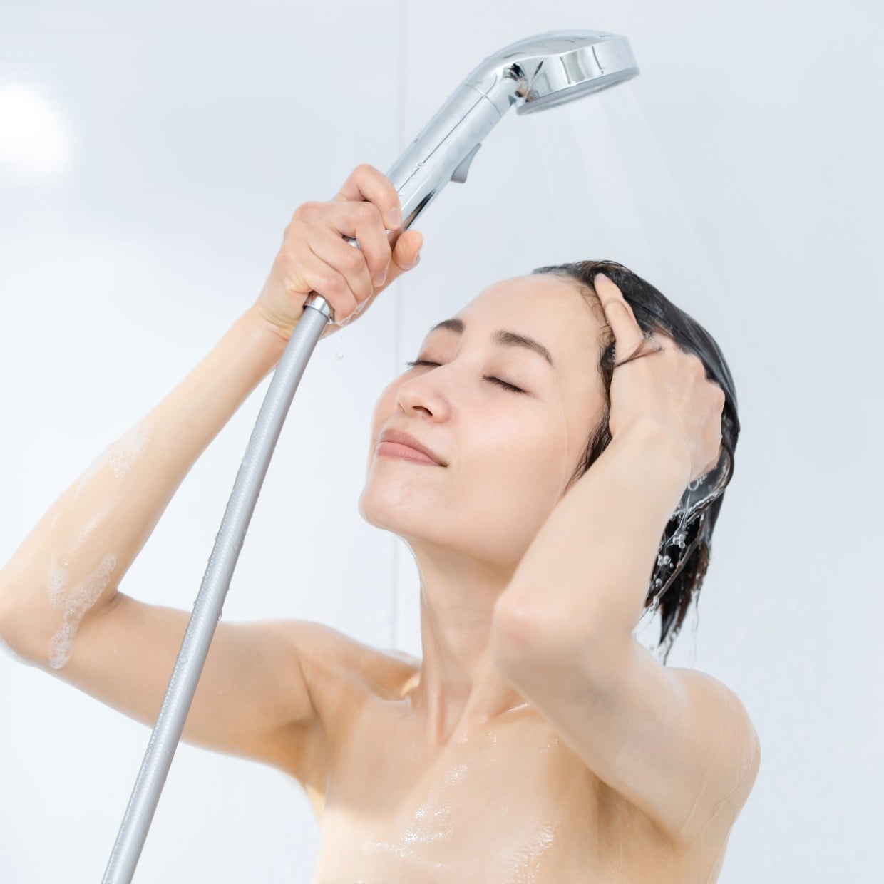  「水道代が高い人」がやりがちな“シャワー入浴時”のNG行動3つ「節水できる」「家族にも教える」 