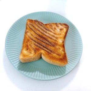 「大さじ1かけるだけ」マーガリンでもジャムでもない“おかず系”トースト「白い調味料」「甘くない」