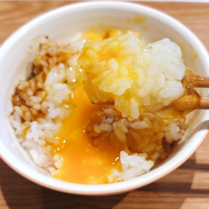 「大さじ1かけるだけ」卵かけごはんが“食欲を刺激する味わい”になる意外な調味料「醤油より好き」