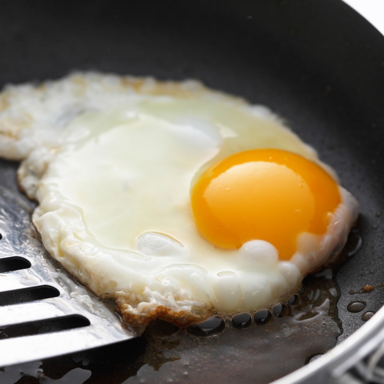  「大さじ3入れて焼くだけ」いつもの目玉焼きが“外はカリっ中はトロっ”になる意外な食べ方「香りもいい」 