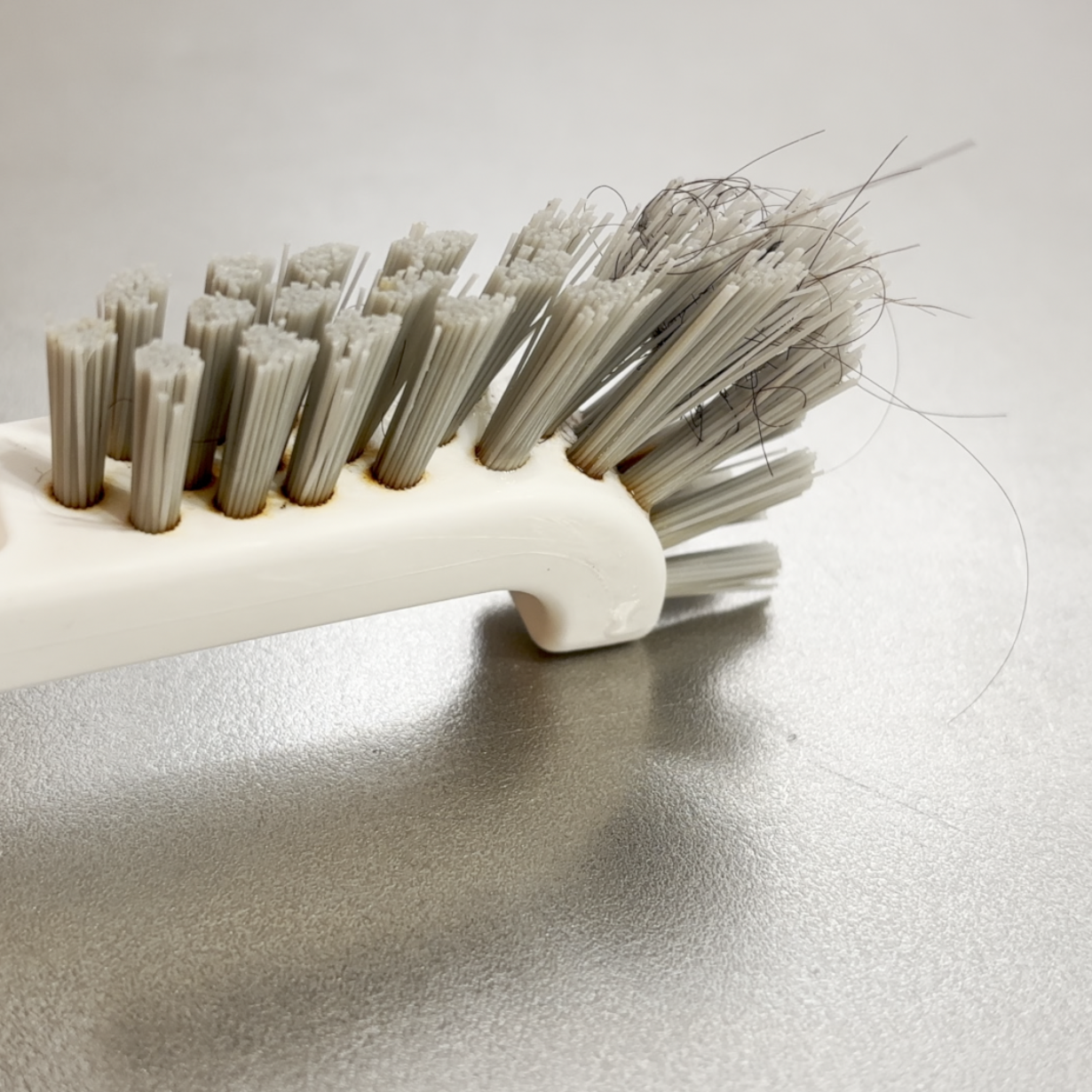  「排水口ブラシ」に絡んだ髪の毛がスルスル取れる“100均アイテム”掃除術「清潔キープ」「気持ちいい」 