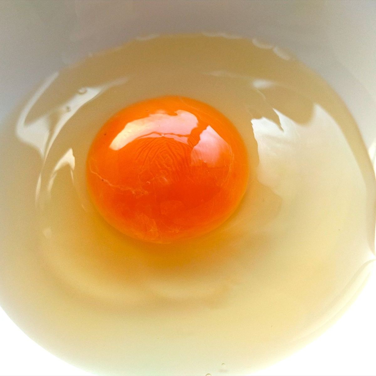  もう“箸”使うのやめる。「卵の殻が入ったとき」「黄身と白身を分けたいとき」卵あるある【解決策3選】 