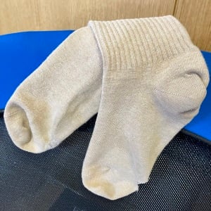 捨てる寸前の「靴下」を“チョキチョキ切る”だけで？窓まわりやリビングで活躍する【便利な発想2選】