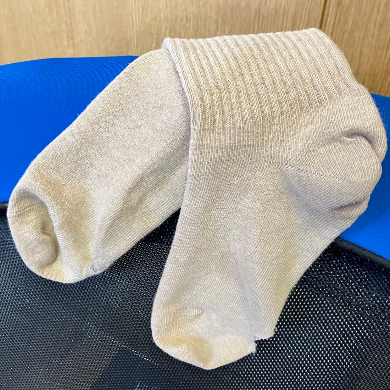  捨てる寸前の「靴下」を“チョキチョキ切る”だけで？窓まわりやリビングで活躍する【便利な発想2選】 