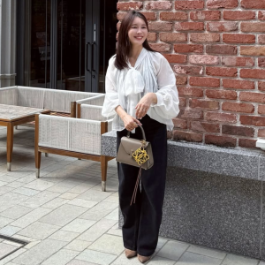 イタ見え回避！40代女性の甘めブラウス垢抜けコーデ3選