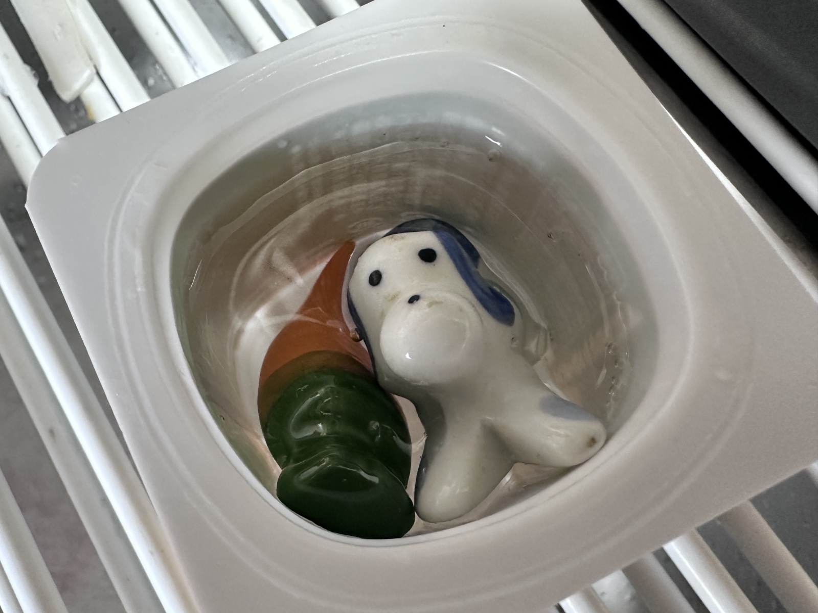 つけ置き洗いの容器として「箸置き」を入れる