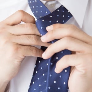 腕に？初心者でも「ネクタイ」を“簡単に結ぶ”ワザ「入学前に子どもに教えたい」「きれいにできた」