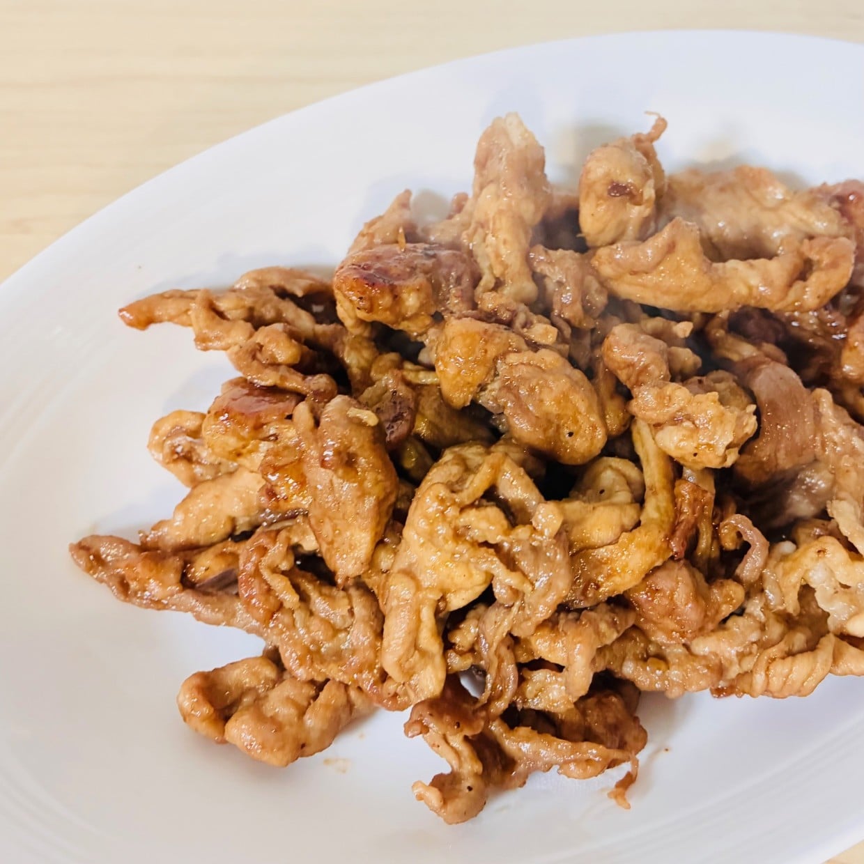  「焼く前のひと手間だけ」豚こま肉が劇的においしくなる簡単ワザ「食感が違う！」「びっくり」 