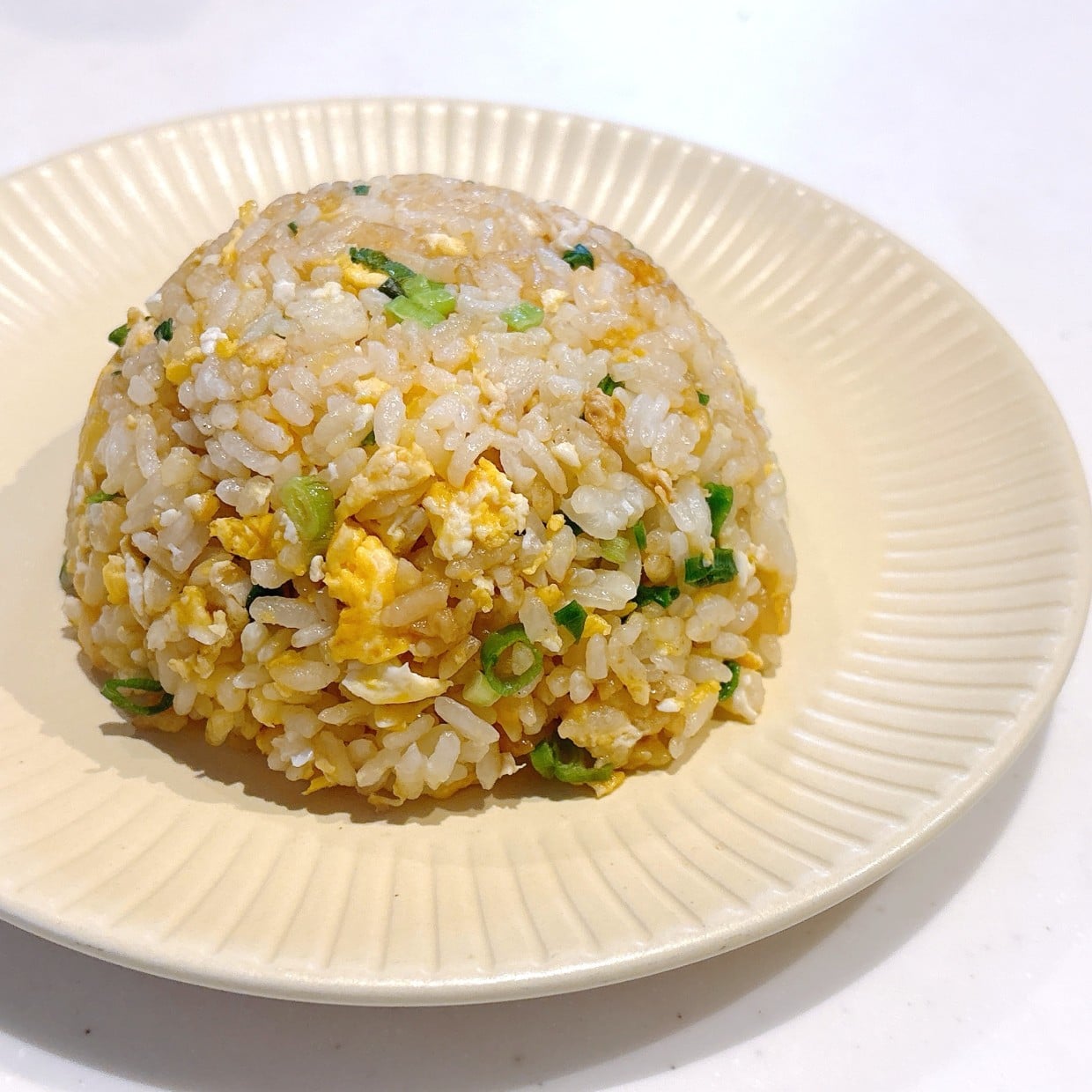  「大さじ1入れるだけ」“具材と味付けはいつもと同じ”なのにおいしくなる絶品チャーハン「食欲そそる」 