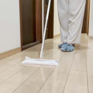 床やカーテンにごっそり。「花粉」で“床がザラザラ”になるのを防ぐ“春の掃除のコツ”3つ