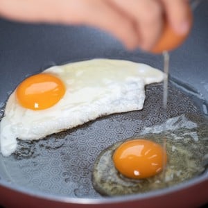 「小さじ1入れるだけ」いつもの「目玉焼き」のコクが増す“意外な調味料”「塩や醤油の味付け不要！」