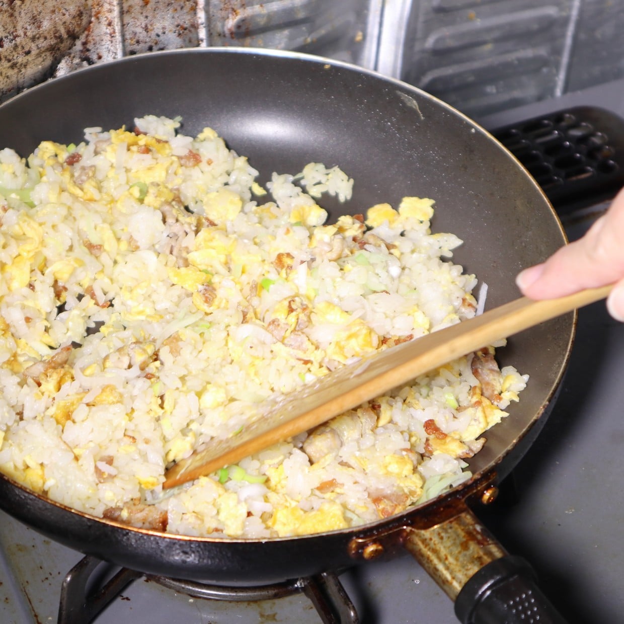  「大さじ1でさっぱり仕上がる」油っこくない！軽く食べられる“絶品チャーハン”の作り方「少し洋風」 