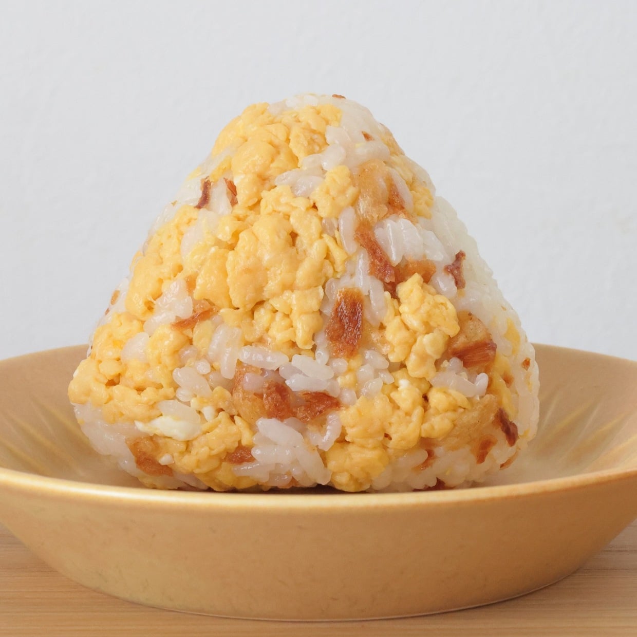  「大さじ1混ぜるだけ」 いつもの朝のおにぎりに入れると満足度がアップする意外な食材とは？ 