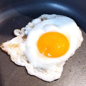 「小さじ1杯入れるだけ」焼き方を少し変えるだけでいつもの“目玉焼き”がもっとおいしくなる