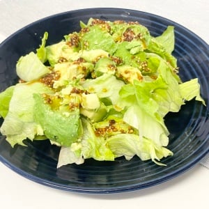 「小さじ1加えるだけ」普通のアボカドの満足感がぐっと上がる調味料「やったことなかった」