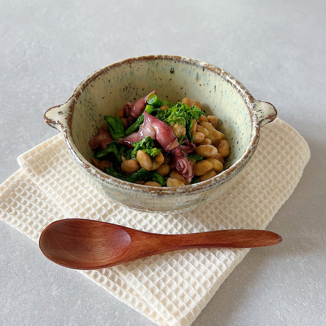  朝「納豆」にいれると腸がよろこぶ。“春が旬の2つの食材” 