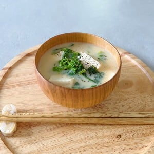 朝「みそ汁」にいれると肌がよろこぶ。ビタミンや抗酸化成分を含む“旬の食材”