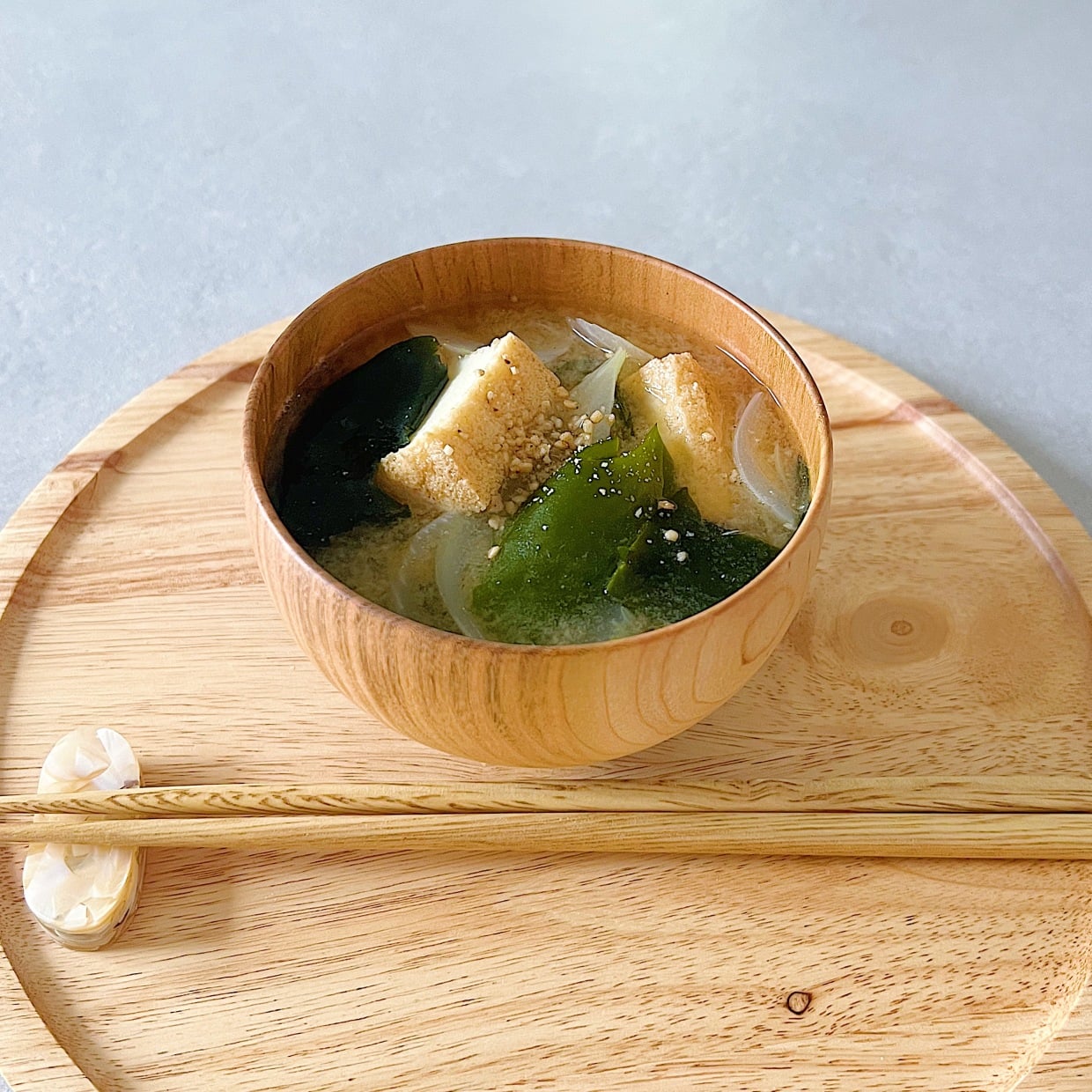 寝不足が続く人へ…腸から整える「旬の食材みそ汁」