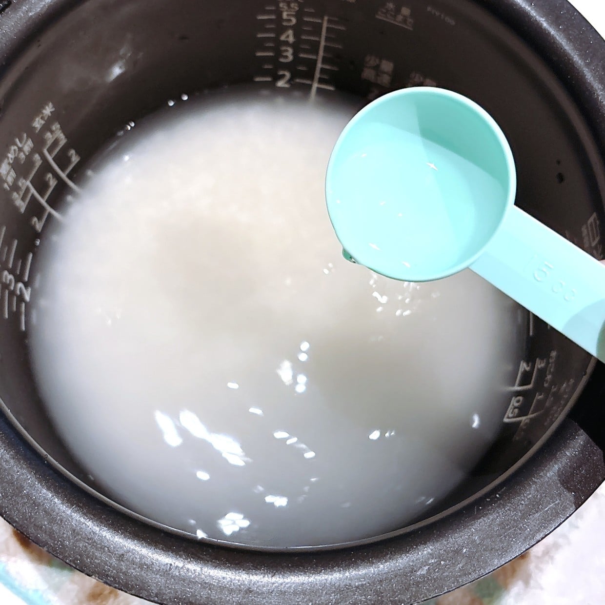  「大さじ0.5入れるだけ」いつものごはんが“ふっくら炊き上がる”意外な調味料「甘味が増す」 