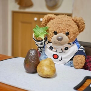 いつもの「ポテサラ」に入れると満足感が上がる。“2つの緑の食材”とは？「レンチンして混ぜるだけ」