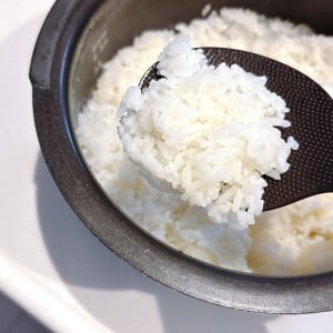 「小さじ1加えるだけ」お米が“粒立ちよくしっとり”と炊ける裏ワザ「意外な調味料」「冷めてもおいしい」