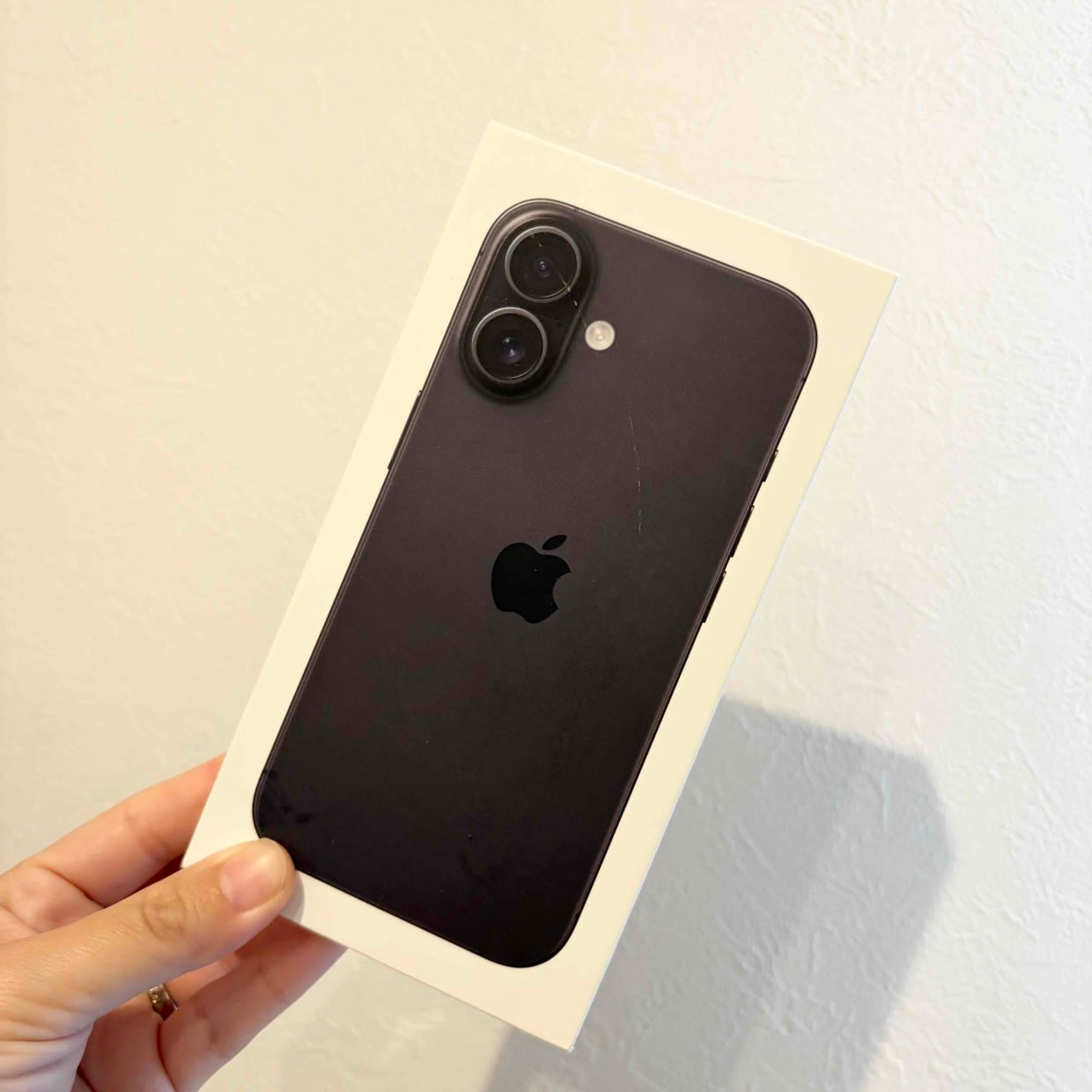  縦にも横にもできるなんて。「iPhoneの空ケース」が日常に役立つ【意外な活用術】 