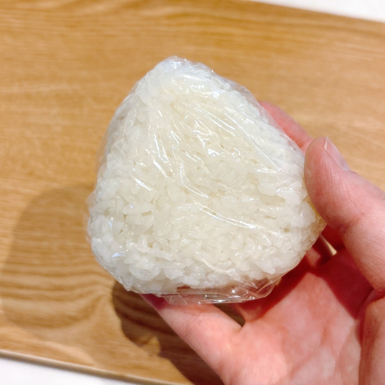  「ひとふりするだけ」“具なし”でも「おにぎり」のおいしさが格上がりする”意外な調味料”「塩と一緒に」 