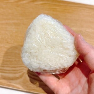 「ひとふりするだけ」“具なし”でも「おにぎり」のおいしさが格上がりする”意外な調味料”「塩と一緒に」