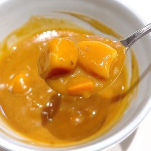 「1かけ加えるだけ」いつものレトルトカレーなのにコクがグンと増す裏ワザ「簡単アレンジ」「混ぜるだけ」